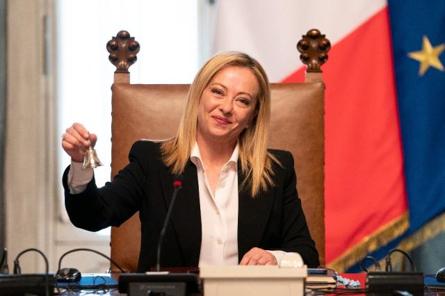 Pensioni, panico e manine: l&rsquo;incapace e ridicolo Governo italiano frena di colpo e Meloni sterza urlando &ldquo;tranquilli, correggiamo tutto!&rdquo;