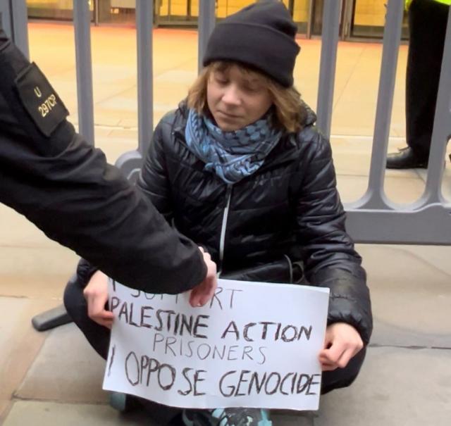 Greta Thunberg arrestata per solidariet&agrave; a Palestine Action mentre Israele devasta la Palestina con impunit&agrave; totale, il mondo al contrario