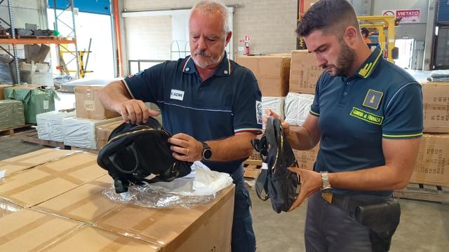 Genova, oltre ventimila borse di marca contraffatte arrivate nei container in porto, sequestri e denunce