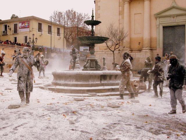 Dopo Natale, dal Wren Day a Els Enfarinats: ecco le tradizioni pi&ugrave; curiose al mondo, celebrate a partire dal 26 dicembre
