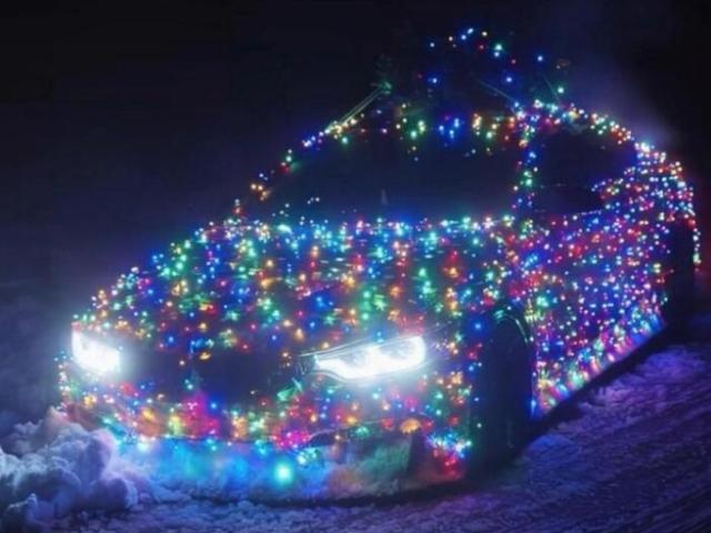 Bari, il proprietario della macchina addobbata da albero di Natale multato dalla Polizia di Stato