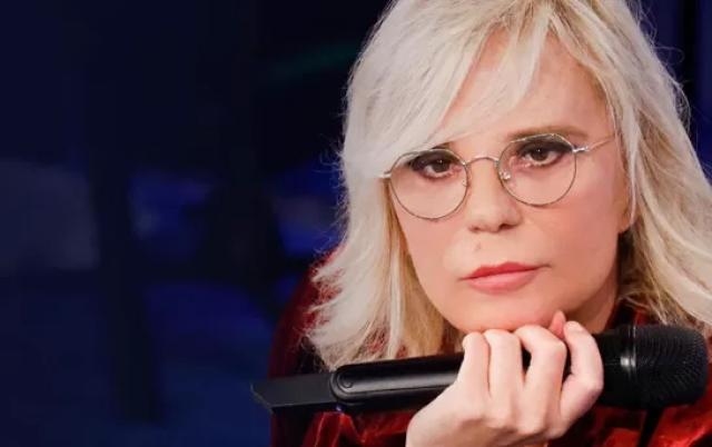 Perch&eacute; Corona potrebbe colpire Maria De Filippi: strategie, riflettori e il grande gioco del gossip mediatico