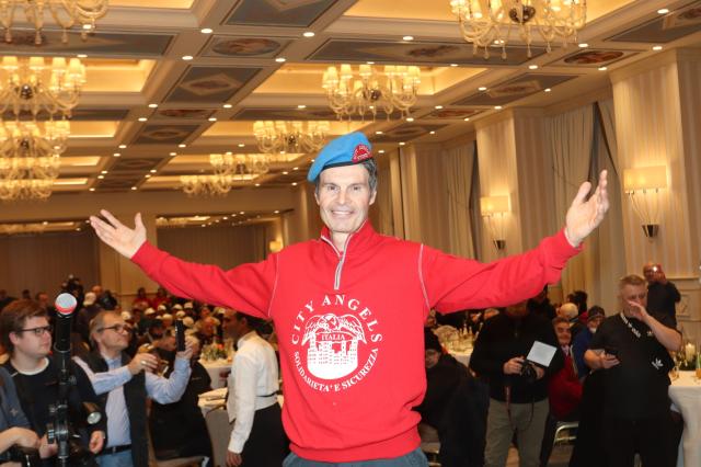 Befana del Clochard, il 6 gennaio 2026 all&rsquo;hotel Principe di Savoia a Milano 200 senzatetto saranno serviti da volti noti come Attilio Fontana e Beppe Sala