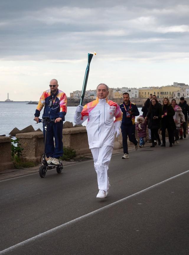 Milano Cortina 2026. Il presidente di Italgrob, Antonio Portaccio, tedoforo del Viaggio della Fiamma Olimpica a Gallipoli