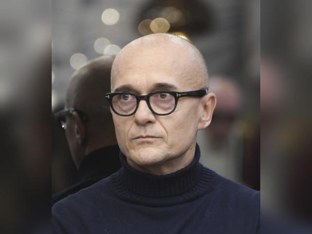 Alfonso Signorini indagato per violenza sessuale ed estorsione, atto dovuto della Procura di Milano dopo querela dell'ex concorrente Gf Medugno
