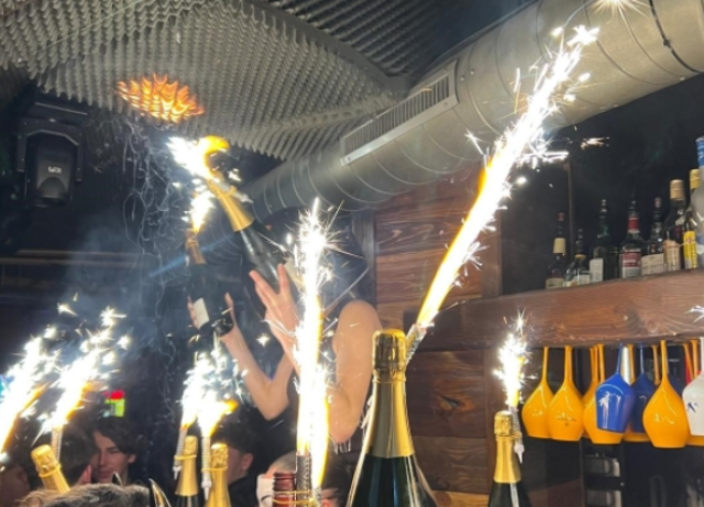 Crans Montana, dai pannelli fonoassorbenti "altamente infiammabili", alla scala larga 1m unica via d'uscita: i dettagli dell'inchiesta elvetica