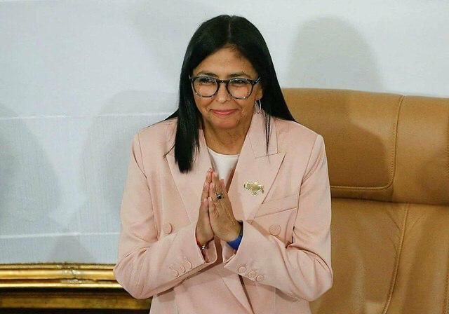 Venezuela, chi &egrave; Delcy Rodr&iacute;guez, la "fedelissima" di Maduro nuova Presidente ad interim: dal padre marxista torturato alla Rivoluzione Bolivariana