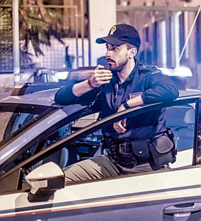 Genova, turisti aggrediti in centro dalla gang di maranza, diciottenne preso a bottigliate e rapinato