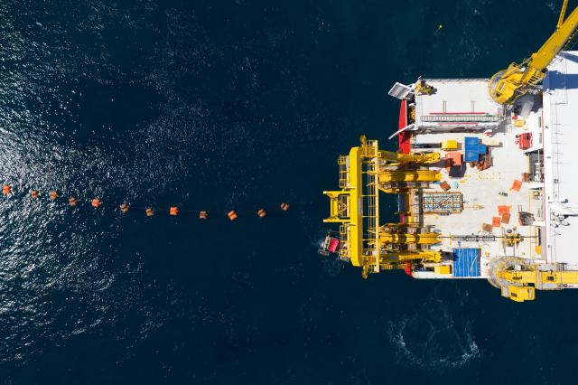 Terna completa la posa del ramo ovest del Tyrrhenian Link, collegamento tra Sicilia e Sardegna con investimento da 3,7 miliardi di euro