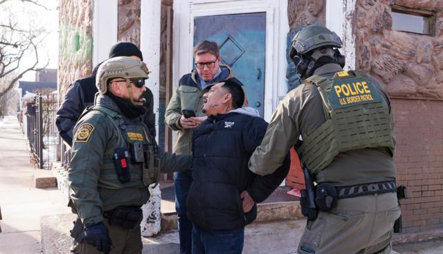 Che cos&rsquo;&egrave; l&rsquo;ICE, la polizia anti-immigrazione Usa che &ldquo;terrorizza&rdquo; il Paese: dagli arresti senza mandato a sparatorie a sangue freddo