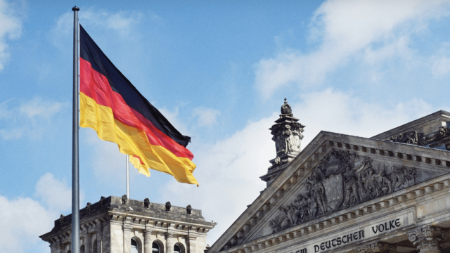 Germania, settore energetico in crisi dopo rottura con Russia, giornalista Hoyer: &ldquo;Costi troppo elevati, possibile riallacciamento con Mosca&rdquo;