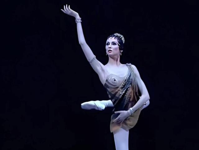 Firenze, sospeso spettacolo di Svetlana Zakharova al Maggio, ballerina ucraina filorussa, ambasciata di Mosca: "Succubi di Zelensky"