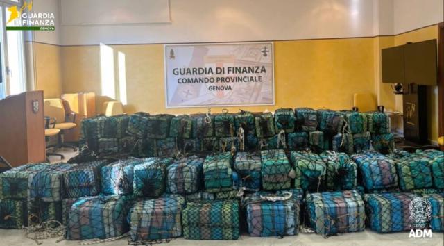 Genova, finanzieri e doganieri sequestrano due tonnellate di cocaina, stroncato traffico da 1,5 miliardi