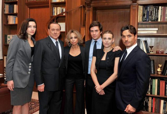 Berlusconi, scatta la prima maxi cedola, distribuzione di dividendi da 65 milioni di euro ai 5 eredi dalle holding di famiglia