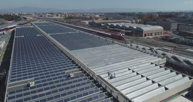 FS Energy, attivato ad Arezzo impianto fotovoltaico collegato alla rete ferroviaria, oltre 10 mila pannelli per una potenza annua stimata di circa 5,8 GWh