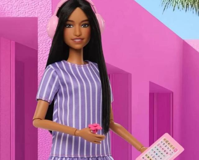 Barbie autistica, impazza il dibattito sul nuovo modello ma le vendite della bambola di Mattel sono in picchiata: -16% nel 2025