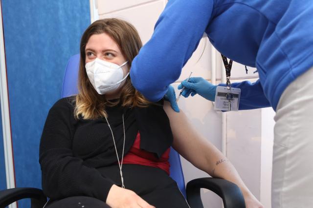 Vaccino Covid Pfizer, somministrate 6 dosi a 23enne Virginia, iniettata preparazione intera e non diluita, infermiera condannata ma nessun risarcimento danni