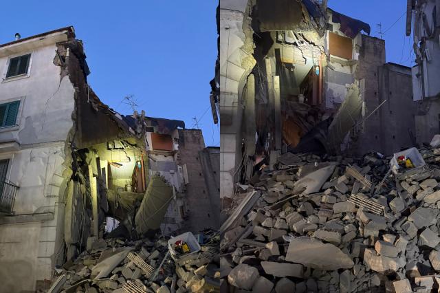 Casoria (Na), si sbriciola palazzina di 4 piani, tragedia evitata per l'allarme tempestivo dato da una coppia di sposini, 15 le famiglie senza casa 