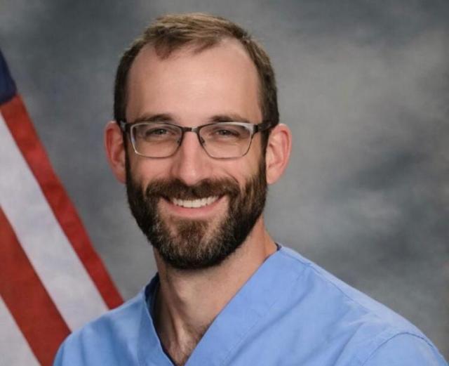 Omicidio Minneapolis, chi era il 37enne Alex Jeffrey Pretti ucciso dall'ICE: cittadino Usa dell'Illinois, era infermiere al Dipartimento veterani