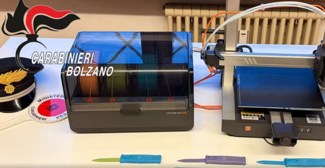 Bolzano, coltelli con lame da 8 cm stampati in 3D e portati a scuola: denunciato studente per detenzione di oggetti atti a offendere