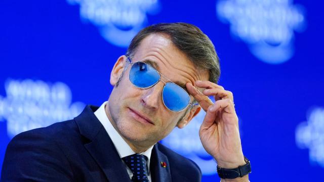 Macron vieta in Francia i social media ai minori di 15 anni e dichiara "Il cervello dei nostri figli non &egrave; in vendita"