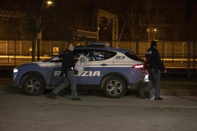 Sparatoria Milano, indagato per omicidio il poliziotto che ha ucciso 28enne pusher marocchino: "Ho avuto paura e ho mirato alla sagoma"