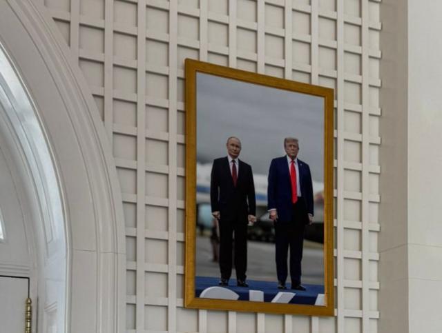 Usa, foto di Trump e Putin appesa nell&rsquo;atrio della Casa Bianca tra ala ovest e residenza presidenziale, lo scatto dopo vertice in Alaska