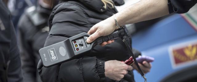 Sicurezza nelle scuole, introdotti i metal detector contro la violenza giovanile, Valditara e Piantedosi firmano la circolare