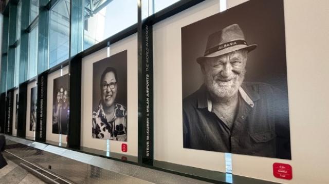 'The World in motion', il celebre fotografo Steve McCurry in mostra a Malpensa con i ritratti dei viaggiatori