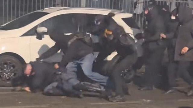 Corteo Torino per Askatasuna, dimesso l'agente picchiato, prognosi di 20 giorni, arrestato aggressore 22enne Angelo Simionato