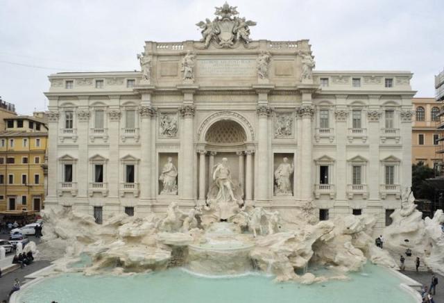Fontana di Trevi, da oggi il biglietto d'ingresso obbligatorio da 2 euro voluto dal Comune di Roma