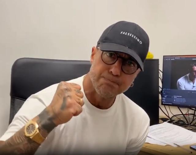 Quando riapriranno i profili social di Fabrizio Corona e Falsissimo, chiusi da Meta "dopo azione legale Mediaset"