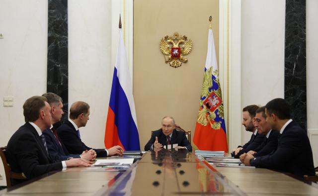 Pil della Russia in aumento dell'1% nel 2025 dal +4,3% dell 2024, manifatturiero a +1,4%, pesano i prezzi del petrolio sotto i 70 $