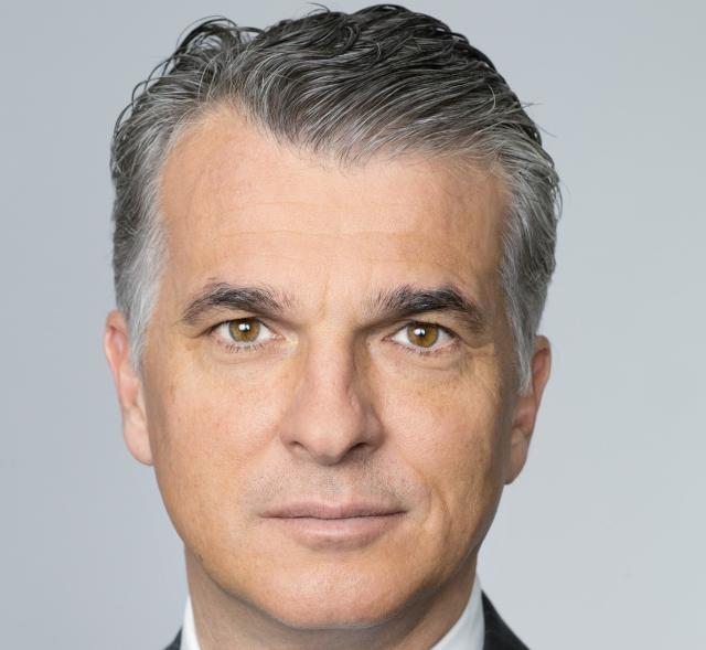 Ubs, chiude il Q4 2025 con utile netto a &euro;1,2 miliardi, annunciato buyback da &euro;3 miliardi; afflussi sotto le attese