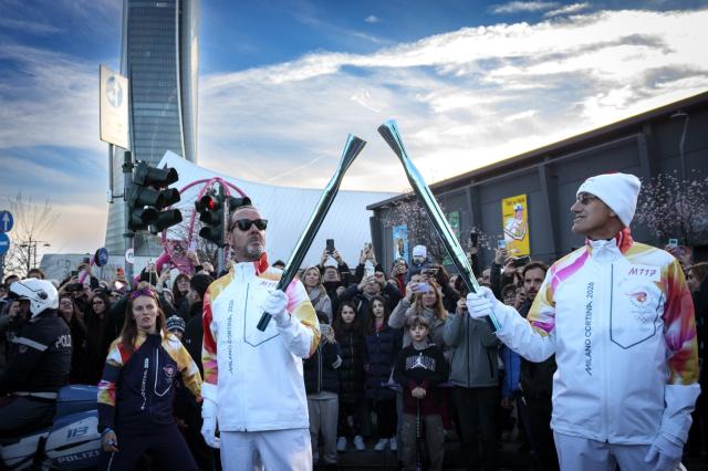 Milano cortina 2026, la fiamma olimpica arriva a Milano, protagonisti Simone Barlaam, Mahmood, Il Milanese Imbruttito