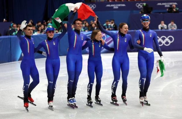 Olimpiadi Milano Cortina 2026, 2&deg; oro per l&rsquo;Italia: vittoria nella staffetta mista di short track con Confortola, Fontana, Nadalini e Sighel