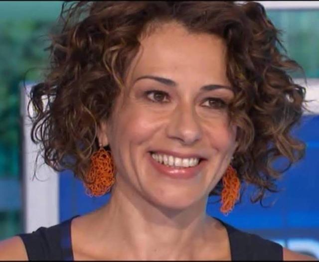 Addio ad Angela Azzaro, morta a 59 anni per un "tumore" la giornalista ex vicedirettrice de Il Dubbio e de Il Riformista