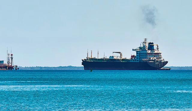 Cuba importa petrolio e aggira embargo Usa, notata nave cisterna di Saint Vincent nella baia di Matanzas per contrastare crisi umanitaria 