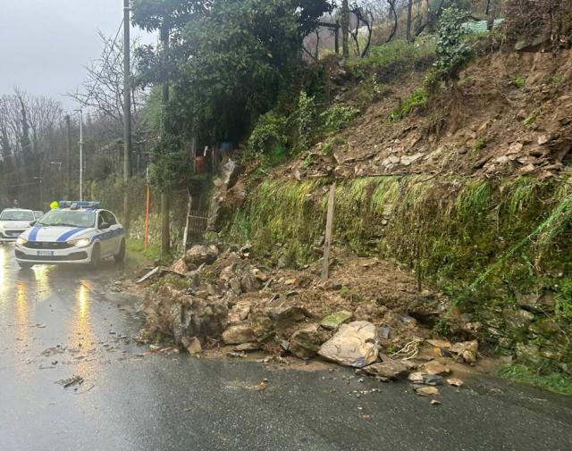 Genova, piove in  tutta la citt&agrave; e l'acqua fa crollare un muraglione sotto un condominio, 52 persone evacuate nella notte