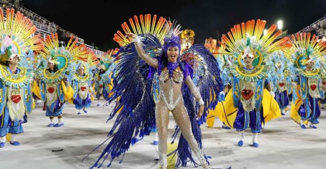 Rio de Janeiro, in un tripudio di colori e costumi la scuola di samba Unidos de Viradouro vince il titolo del Carnevale carioca