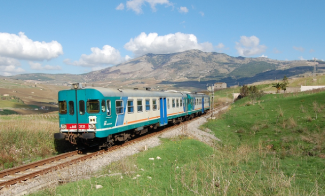 Trapani, 17enne tunisino non si accorge dell'arrivo del treno e muore investito: "costeggiava i binari con le cuffie alle orecchie"