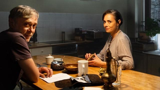 Festival del cinema di Berlino 2026, il trionfo del film politico 'Yellow Letters' del regista turco-tedesco Ilker Catak