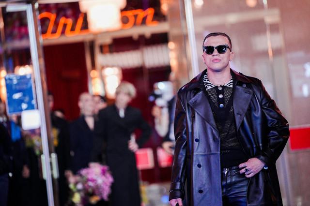 Chi &egrave; Samurai Jay in gara a Sanremo 2026, dalle origini alla vita privata, dalla fidanzata alla carriera alle canzoni pi&ugrave; famose