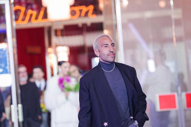 Chi &egrave; Luch&egrave; in gara a Sanremo 2026, dal nome vero alle origini alla fidanzata, dalle canzoni pi&ugrave; famose alle pizzeria a Londra e New York