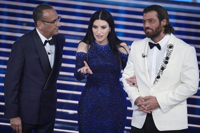Ascolti tv Sanremo 2026 prima serata: 9,6 mln di telespettatori (58% di share), calo di 3 mln (da 12,6) e 7 punti di share (da 65,3%) rispetto al debutto 2025