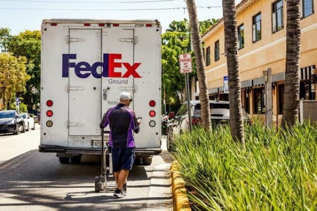 FedEx cita governo Usa e chiede "rimborso completo" dopo tariffe invalidate da Corte Suprema: &egrave; la prima causa di risarcimento dazi