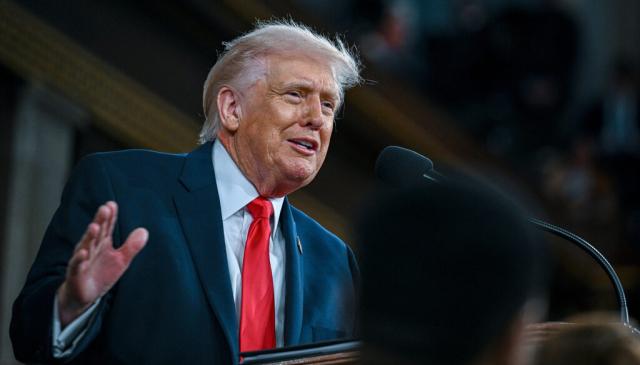 Trump sullo Stato dell'Unione: "&Egrave; l'et&agrave; dell'oro degli Usa, decisione infelice della Corte Suprema sui dazi", ma consenso calato al 40%