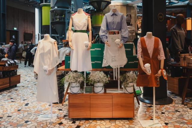 Starbucks, "The Apron Project" reinterpreta l&rsquo;iconico grembiule con quattro designer per la Women&rsquo;s Fashion Week di Milano 