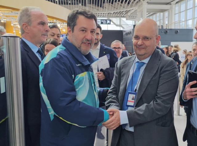 Primo  volo Aeroitalia con due cani di quasi 30 kg in cabina, alla presenza del Ministro Salvini