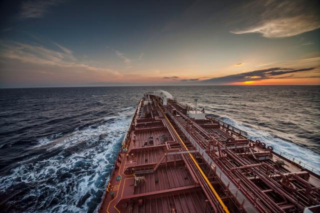 Blocco dello stretto di Hormuz, petrolio a $80 al barile nel pre-market, assicurazioni sulle navi a $100mila, +50%